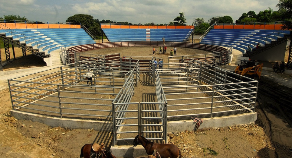 SE INAUGURÓ MODERNA PLAZA PARA RODEOS MONTUBIOS EN PARROQUIA GENERAL ...